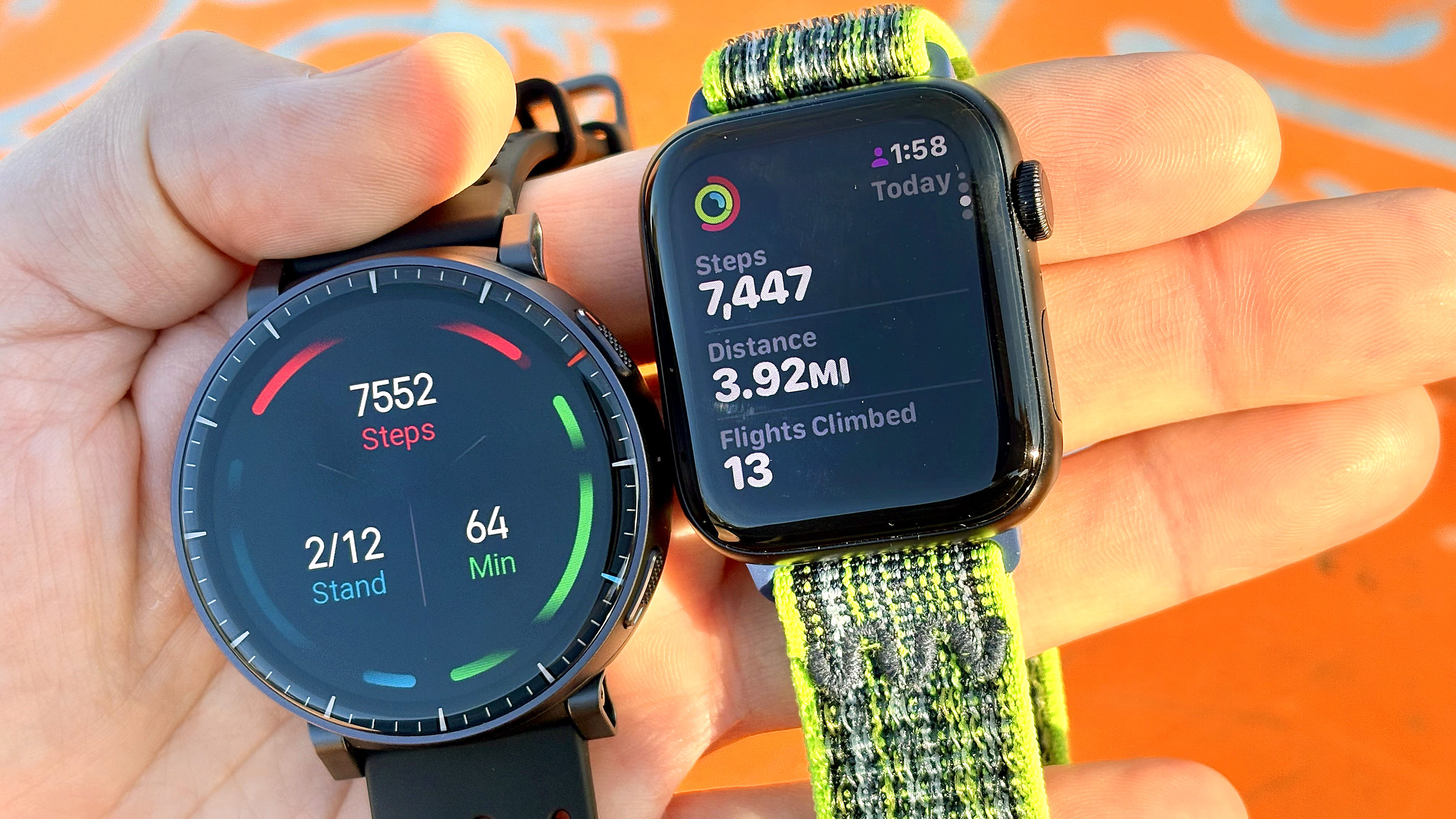 Κοντινό πλάνο των έξυπνων ρολογιών Apple Watch SE 3 και Amazfit Active Max μετά από σύγκριση δοκιμής περπάτημα 7.500 βημάτων