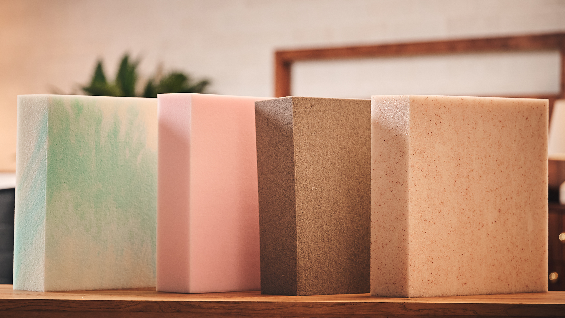 Αυτή η εικόνα δείχνει τέσσερα μπλοκ που αποτελούνται από διαφορετικούς τύπους μνήμης, στοιβαγμένα σε μια σειρά