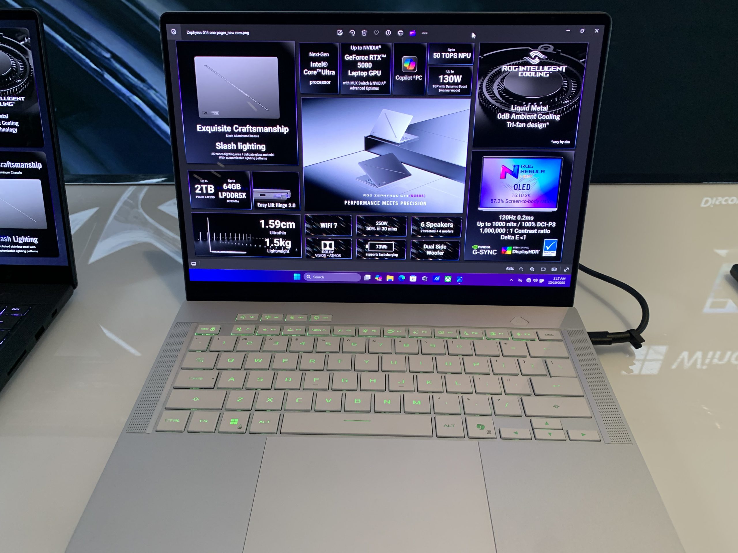 Ένας φορητός υπολογιστής ASUS ROG Zephyrus G14 εμφανίζει προδιαγραφές όπως GPU «GeForce RTX 5090», επεξεργαστή «AMD Ryzen 9» και αποθηκευτικό χώρο «2 TB» στην οθόνη του.