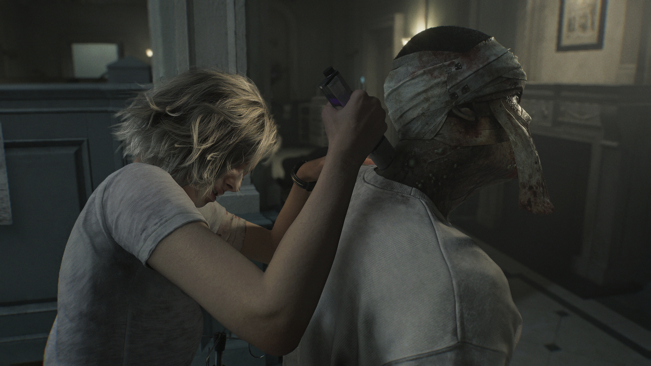 Ένας χαρακτήρας στο «Alan Wake 2» χρησιμοποιεί μια σύριγγα σε μια κολλημένη φιγούρα σε ένα δωμάτιο με χαμηλό φωτισμό.