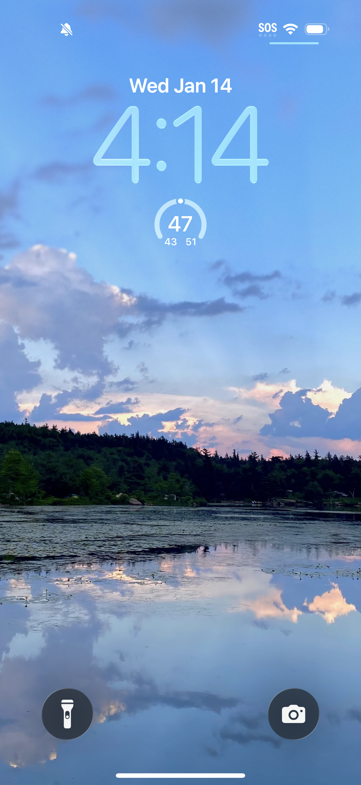 Lockscreens showing Verizon connectivity. Verizon outage 01-14-26