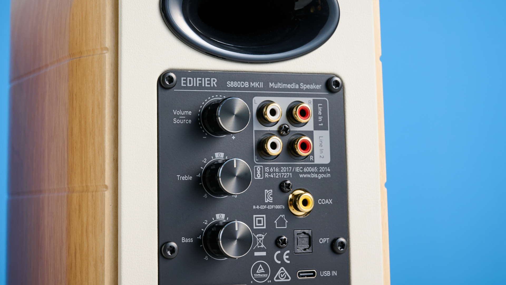 τα ηχεία edifier s880db mkii σε λευκό και χρώμα ξύλου που δείχνουν τις επιλογές συνδεσιμότητας, τηλεχειριστήριο, σε μπλε φόντο