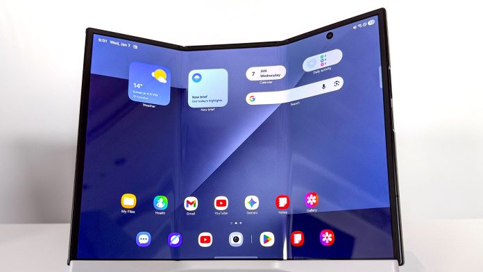 «Έχω σοβαρές αμφιβολίες για την αντοχή του»: Η οθόνη Galaxy Z TriFold φαίνεται ότι σπάει από μόνη της μετά από λιγότερο από ένα μήνα