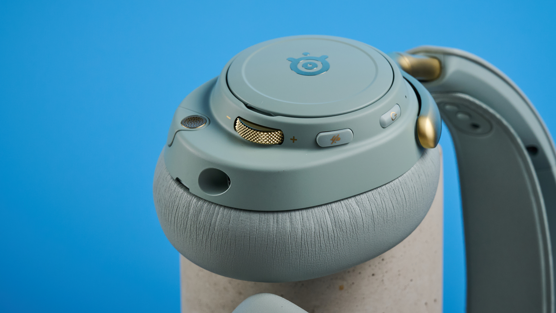 The SteelSeries Arctis Nova Elite controls