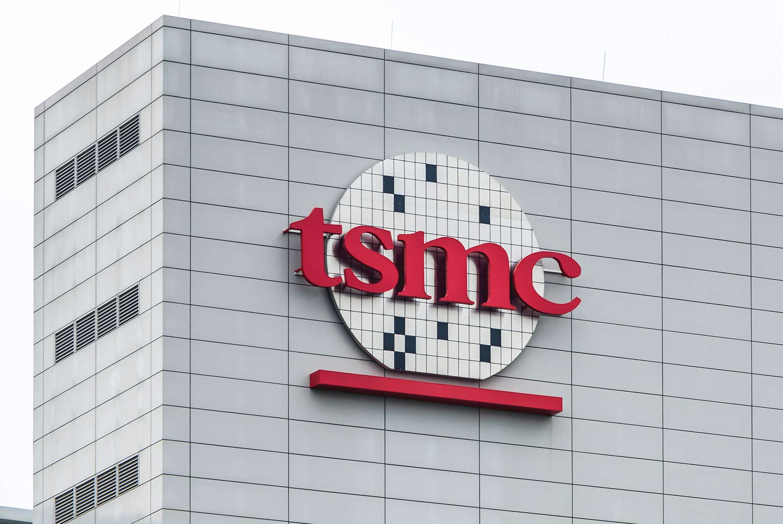 Η επέκταση της TSMC στις ΗΠΑ συνθλίβει τα περιθώρια τσιπ της εταιρείας, μειώνοντάς τα σχεδόν οκταπλάσια λόγω του υψηλότερου κόστους εργασίας και της υποτίμησης της γκοφρέτας