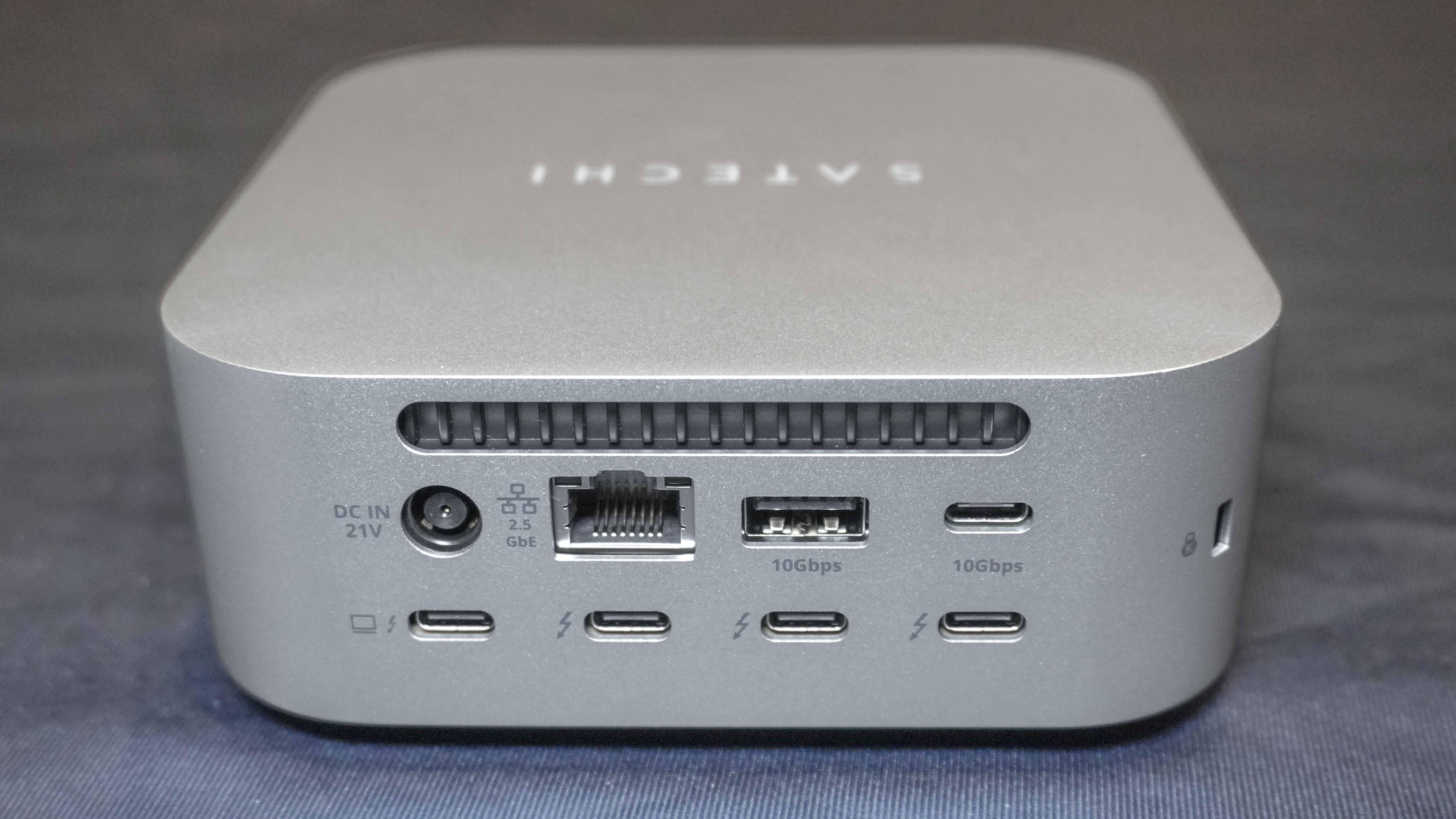 Οι πίσω θύρες στο Satechi CubeDock