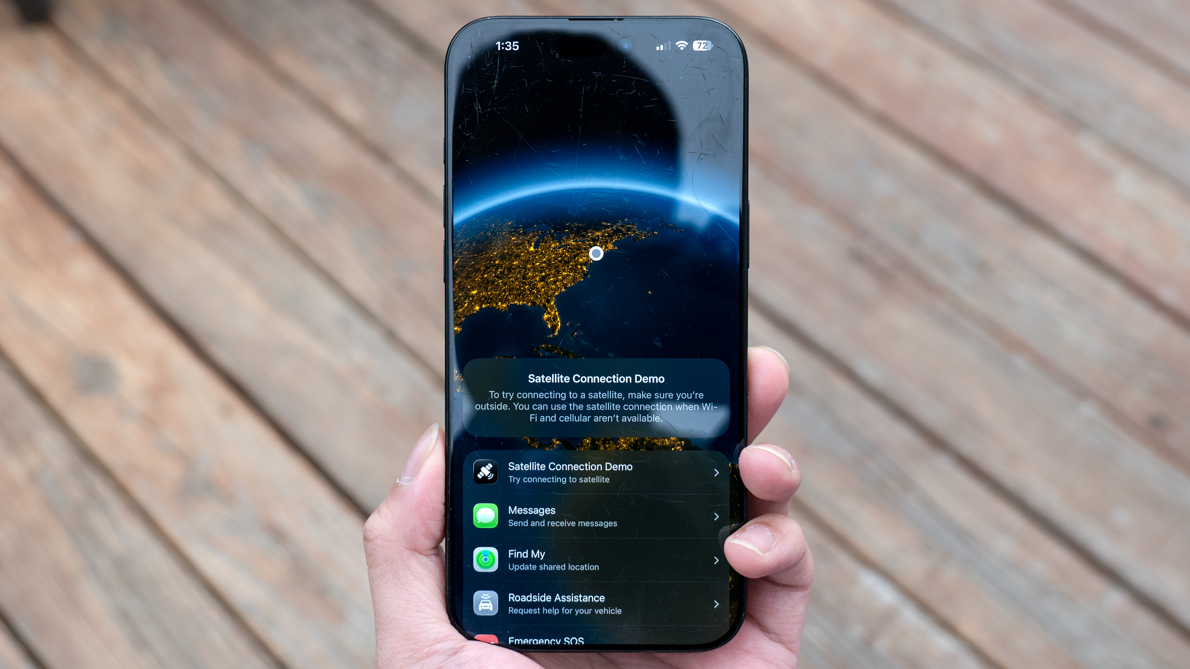 iOS 26 Δορυφορική λειτουργία SOS που εκτελείται σε iPhone.