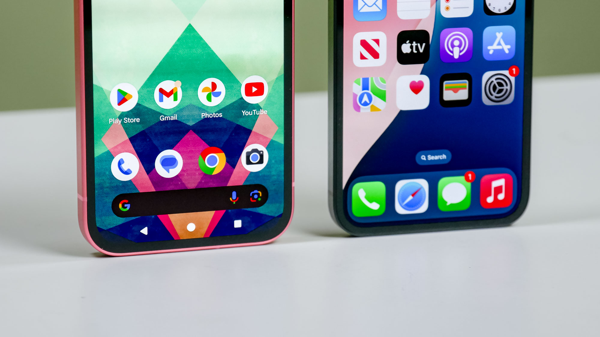 Pixel 9a έναντι iPhone 16e.