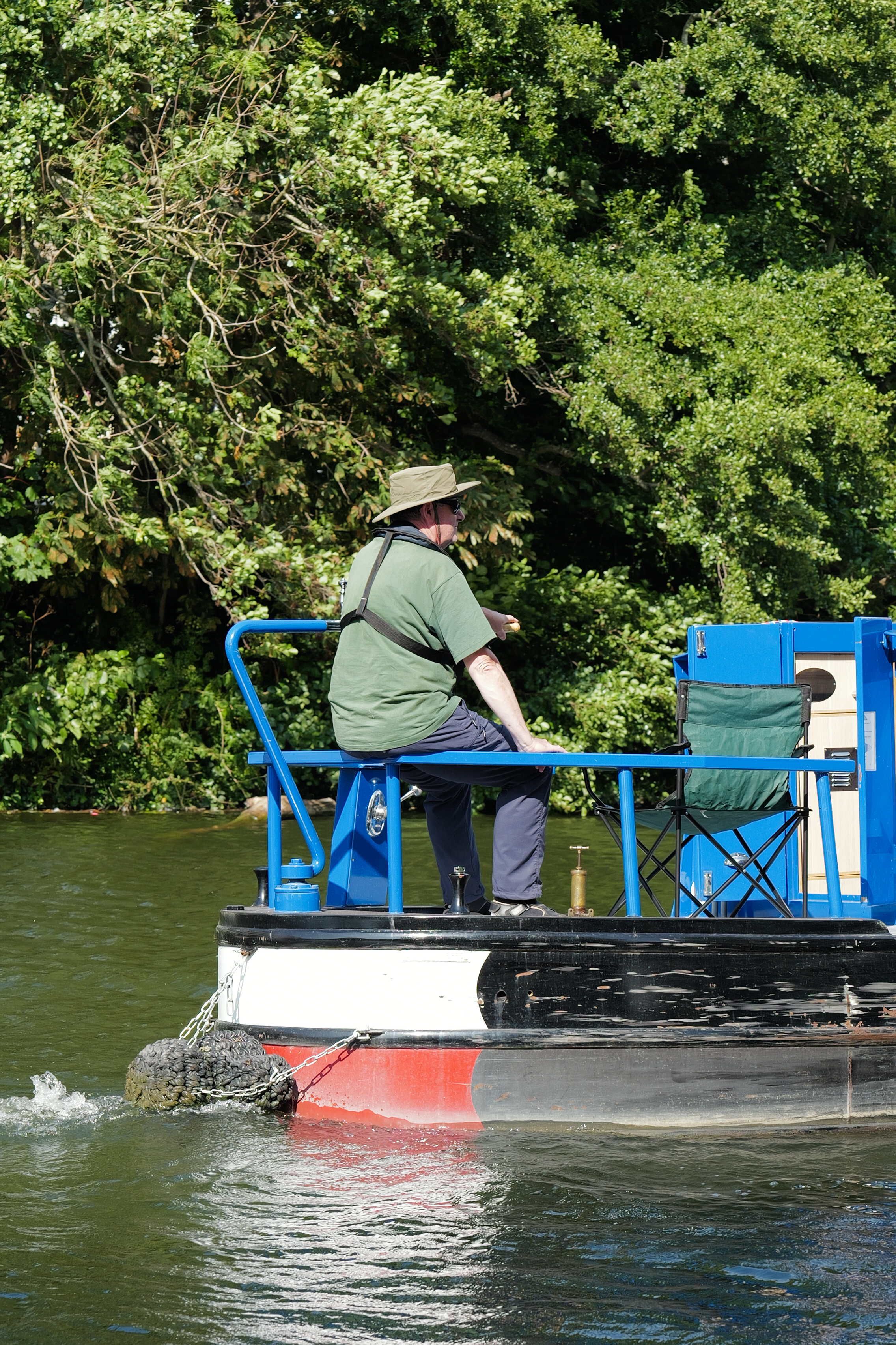 Ανακάλυψα το αμφιλεγόμενο Leica M EV1: Γιατί προτιμώ τον αγαπημένο μου με 4,5 αστέρια! Μια φωτογραφία ενός άνδρα σε μια βάρκα τραβηγμένη σε μια κάμερα Leica Q3 43