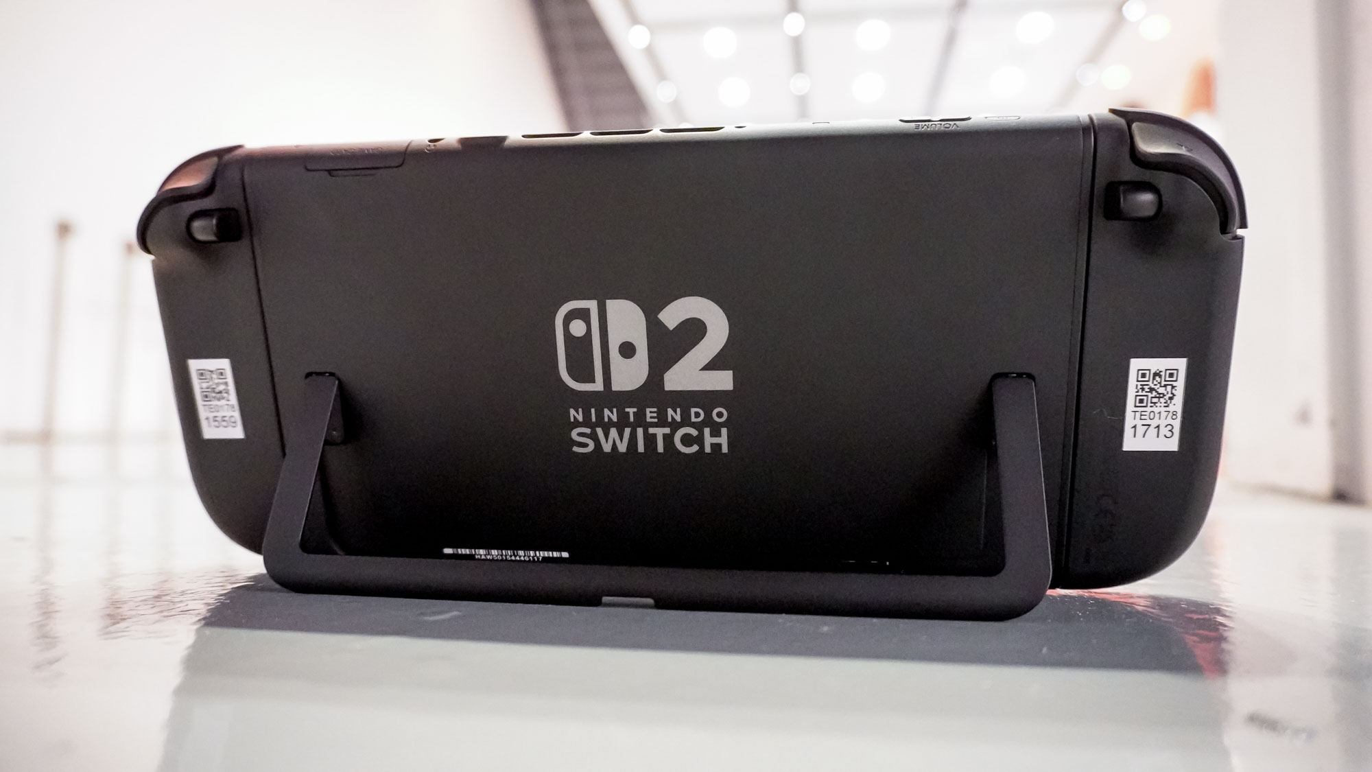 Πίσω λήψη του Nintendo Switch 2 με το kickstand κάτω