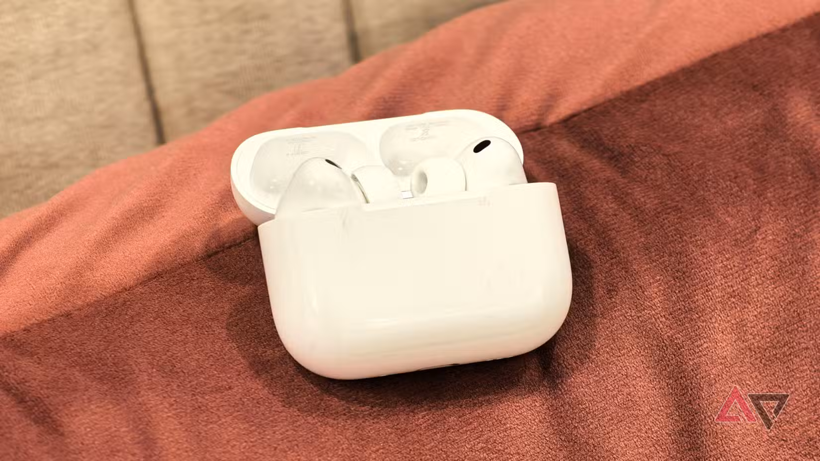 Έχω χρησιμοποιήσει το AirPods Pro 3 για μήνες — εδώ είναι 5 λειτουργίες που πρέπει να κλέψουν η Samsung και η Google AirPods Pro 3 σε ροζ μαξιλάρι