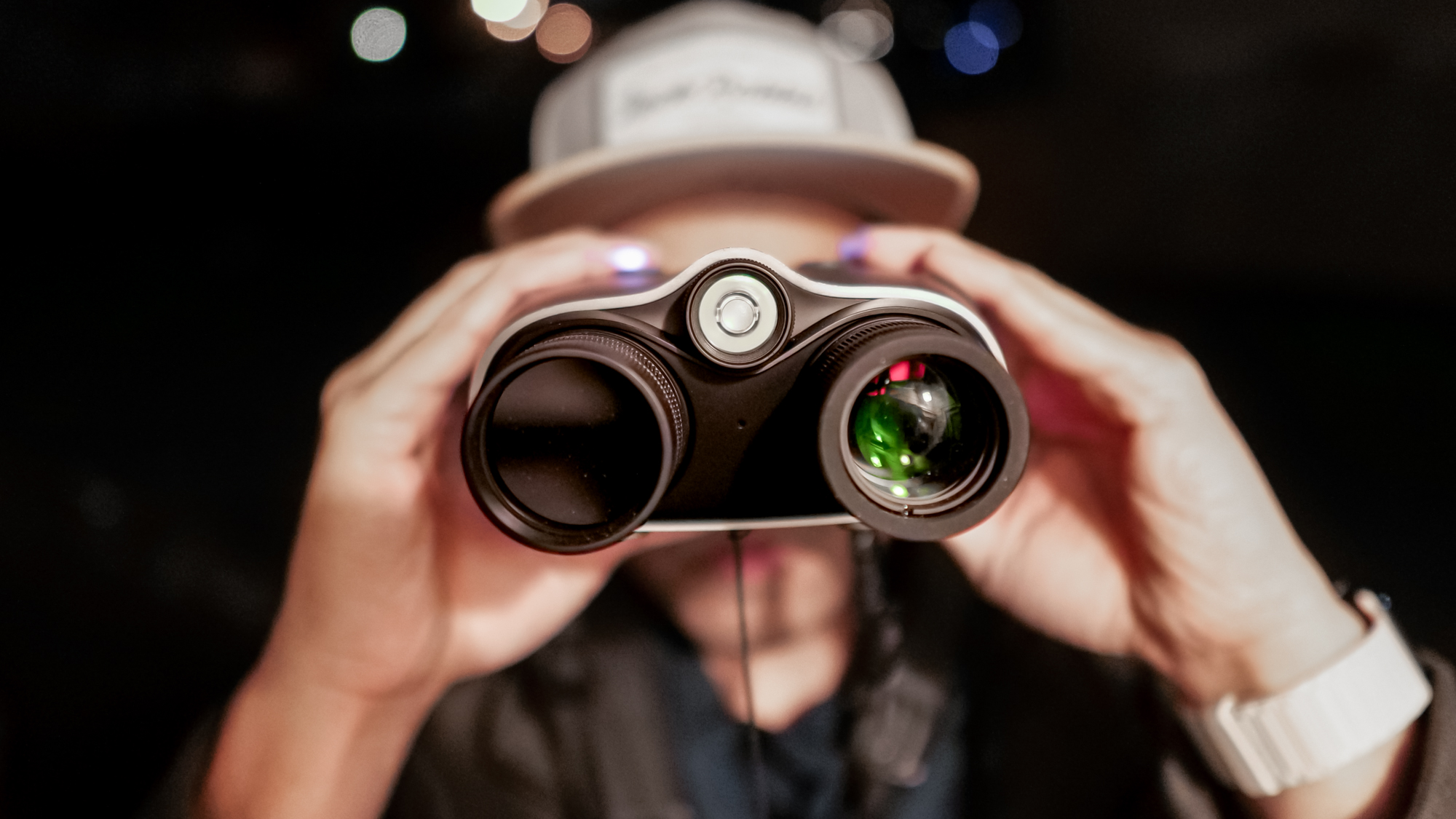 Κιάλια νυχτερινής όρασης Cigman CNVPRO κρατημένα στο χέρι.