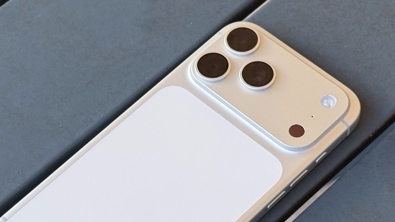 Το πίσω μέρος ενός iPhone 17 Pro Max σε ασημί χρώμα