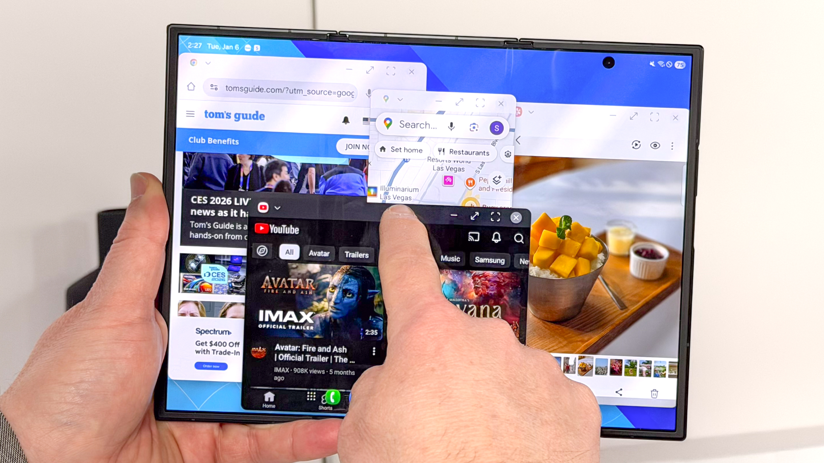 Το Galaxy Z TriFold φαίνεται στο χέρι