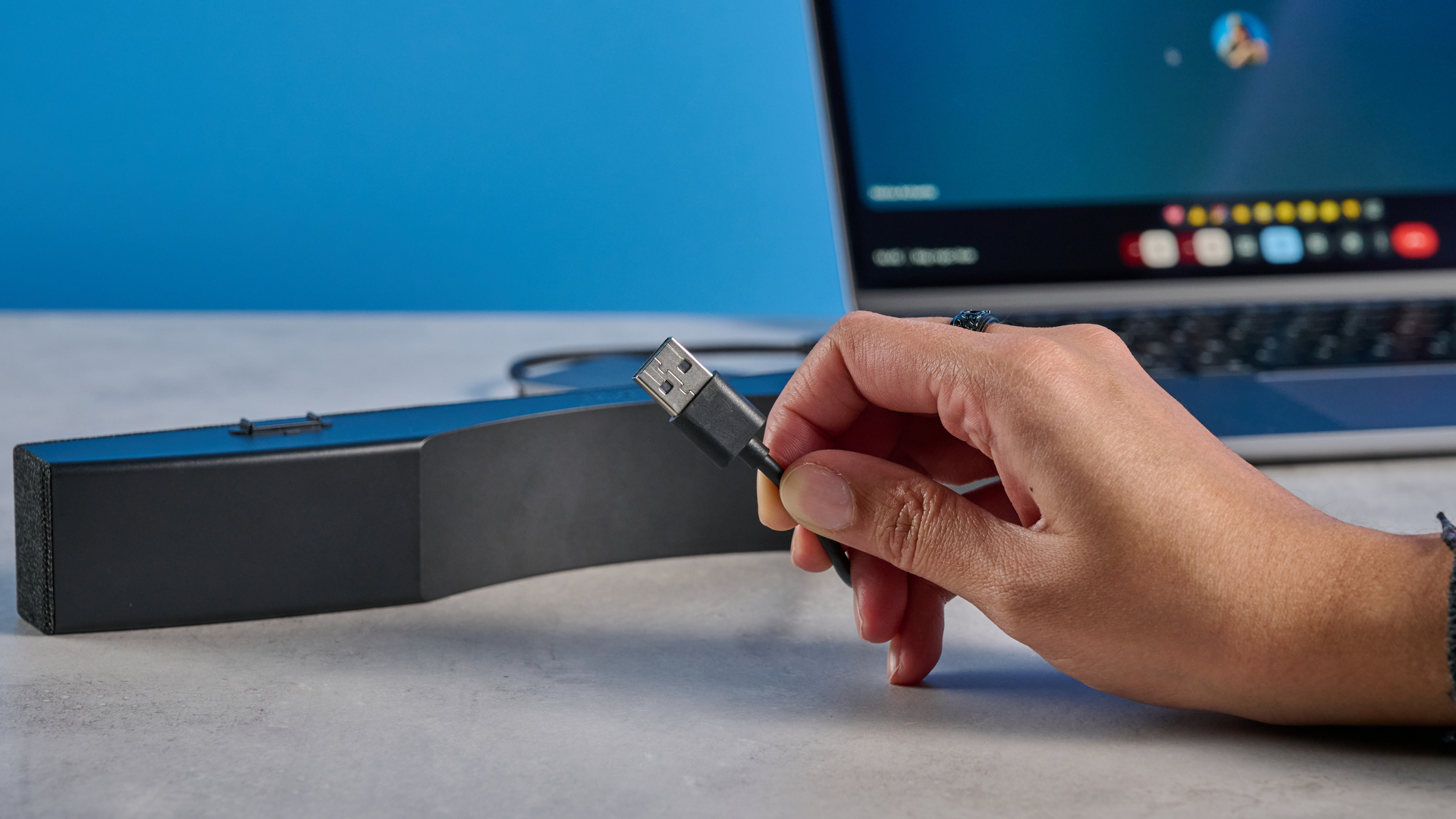 Ηχητική γραμμή συνεδρίων υπολογιστών Dell SB725 φωτογραφημένη σε μπλε φόντο