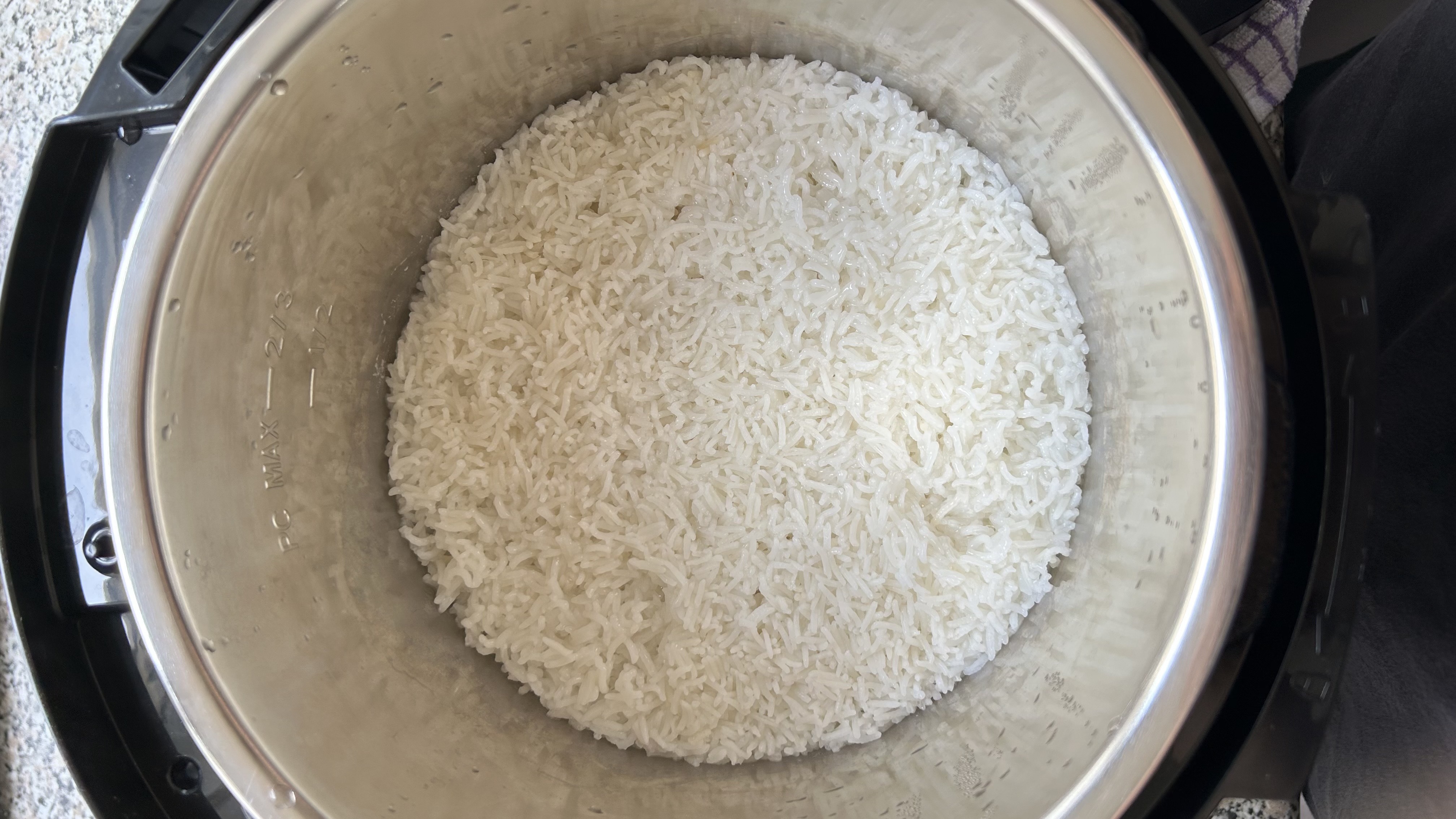 Λευκό ρύζι μπασμάτι μαγειρεμένο με το Instant Pot Plus.