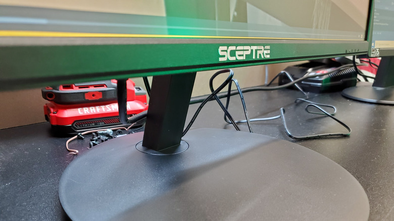 Κοντινή λήψη μιας οθόνης Spectre που τοποθετείται σε ένα γραφείο