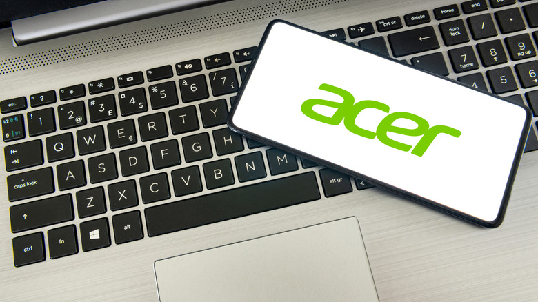 το λογότυπο της Acer πάνω από έναν υπολογιστή