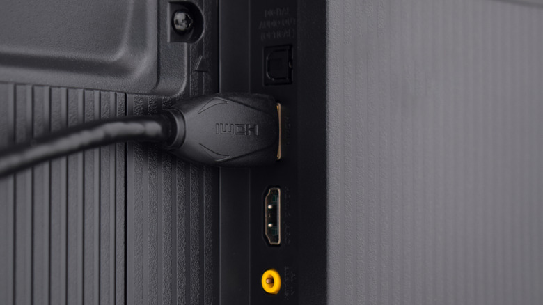 Καλώδιο HDMI συνδεδεμένο στο πίσω μέρος μιας τηλεόρασης