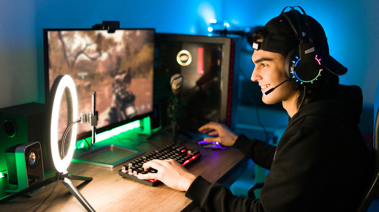 Ένας livestreamer απολαμβάνει να χρησιμοποιεί την οθόνη του για να παίζει βιντεοπαιχνίδια