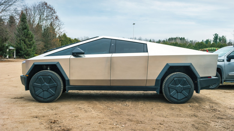 το Tesla Cybertruck σταθμευμένο σε ένα έδαφος