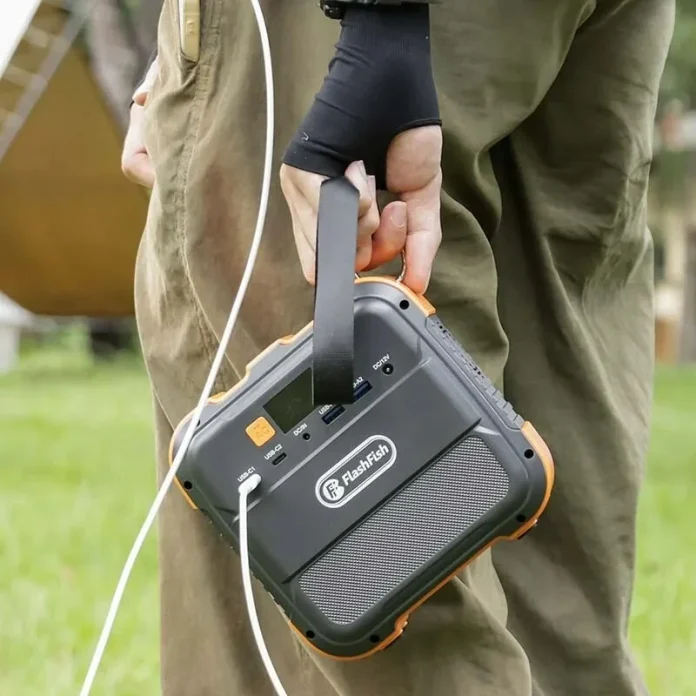 [#Ιστορικό_Χαμηλό] Flashfish A101 : Μικρό και βολικό Power Station με μπαταρία 96Wh και παροχή 120W, σε διαστάσεις 16 x 16 x 9 cm