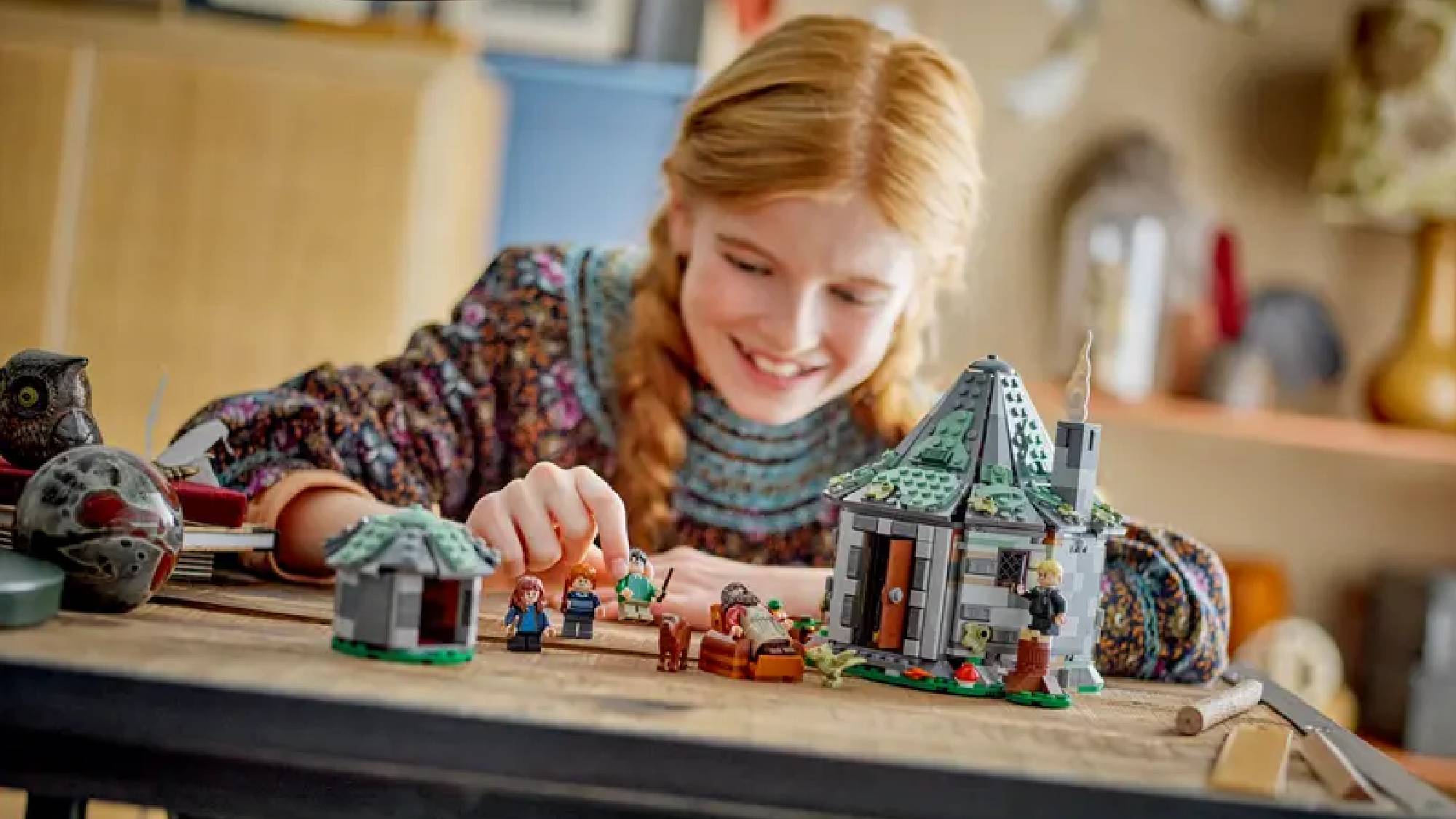 Lego Harry Potter's Hut Hagrid σε ένα τραπέζι