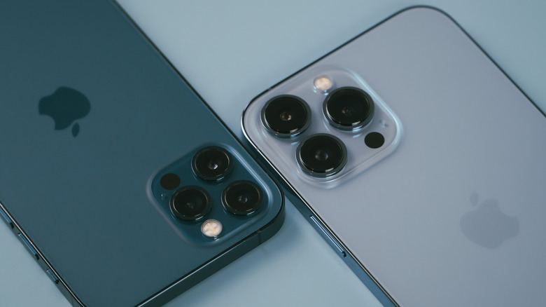 Αισθητήρες LiDAR στο iPhone 12 Pro (αριστερά) και στο iPhone 13 Pro Max (δεξιά).