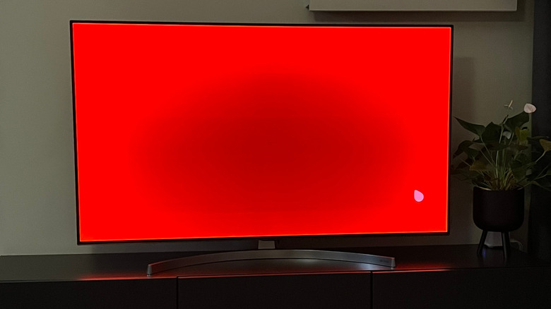 Μια τηλεόραση OLED LG που κάθεται σε μια βάση τηλεόρασης και δείχνει σημάδια φθοράς και καύσης της οθόνης