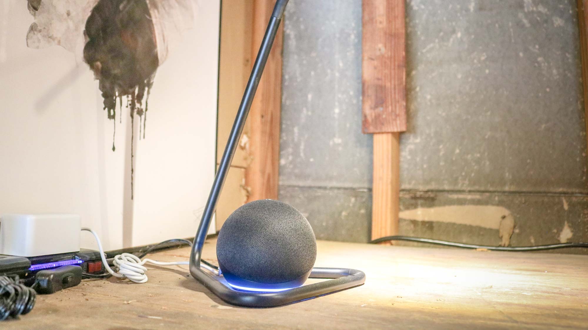 Amazon Echo Dot 5ης γενιάς στο γκαράζ