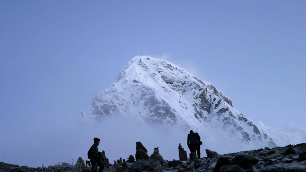 «Απίστευτο! Το Έβερεστ Κινδυνεύει από Υπερουρισμό – Ανακαλύψτε το Βαρύ Τίμημα για τον ‘Ουρανό’!»