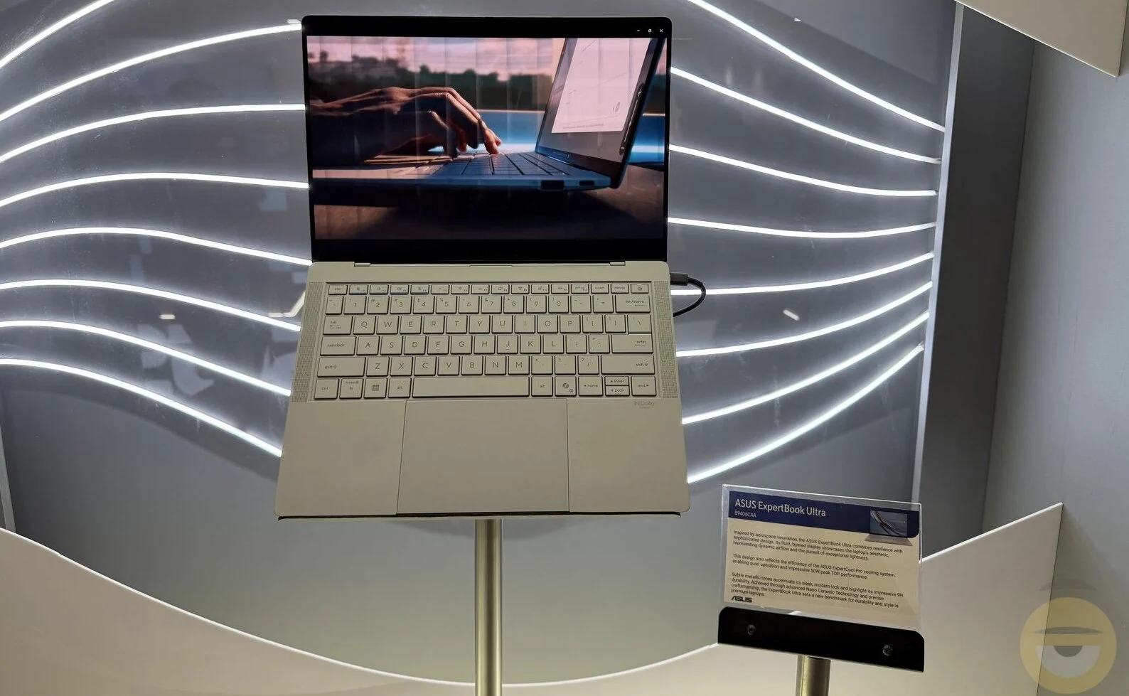 Ανακαλύψτε το Μοναδικό ExpertBook Ultra της Asus: OLED 14 ιντσών, Panther Lake και Δροσερό Βάρος Μόλις 990 Γραμμάρια!