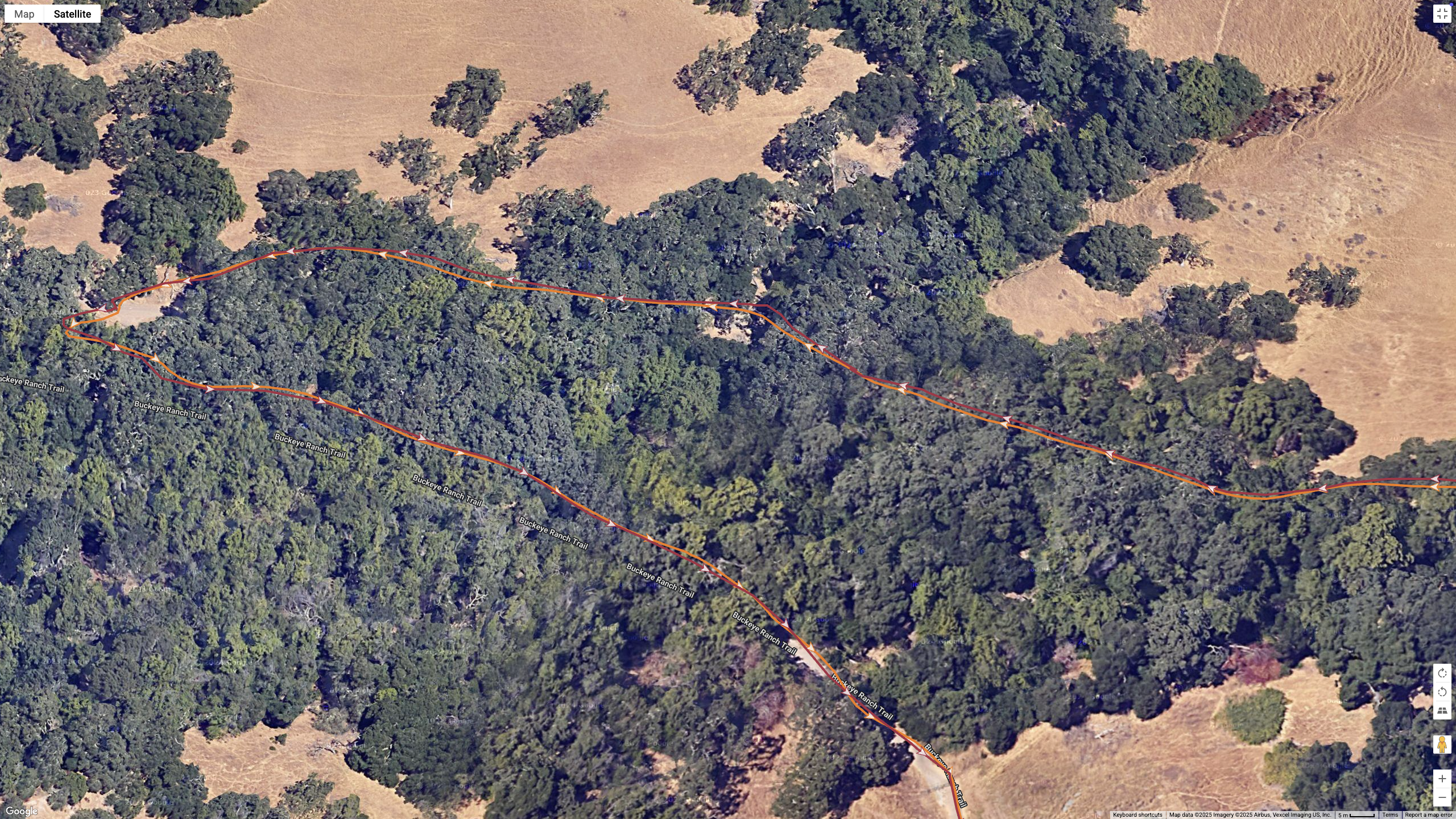 A satellite map showing how the GPS lines for the COROS NOMAD (orange) and Garmin Forerunner 970 (red) compare during a hike.