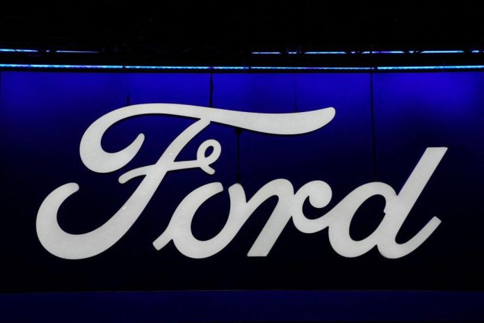 Ford: Έθεσε σε διαθεσιμότητα τον εργάτη που φώναξε στον Τραμπ –