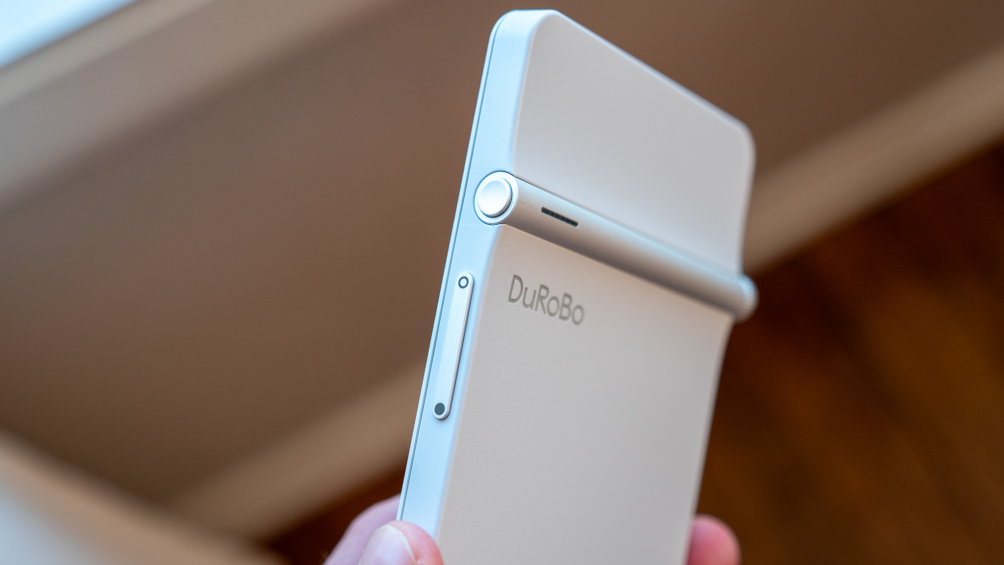 Τα κουμπιά λειτουργίας και έντασης ήχου στα δεξιά του DuRoBo Krono