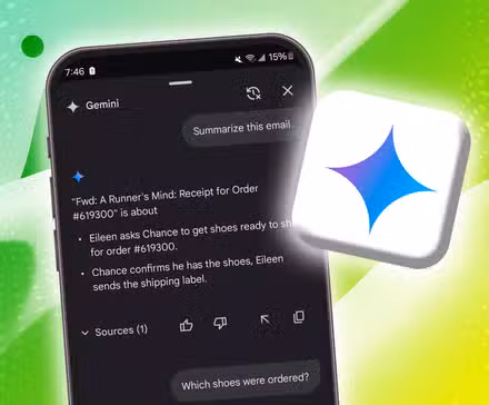 ένα τηλέφωνο που δείχνει μια συνομιλία με το Google Gemini δίπλα στο λογότυπο Gemini