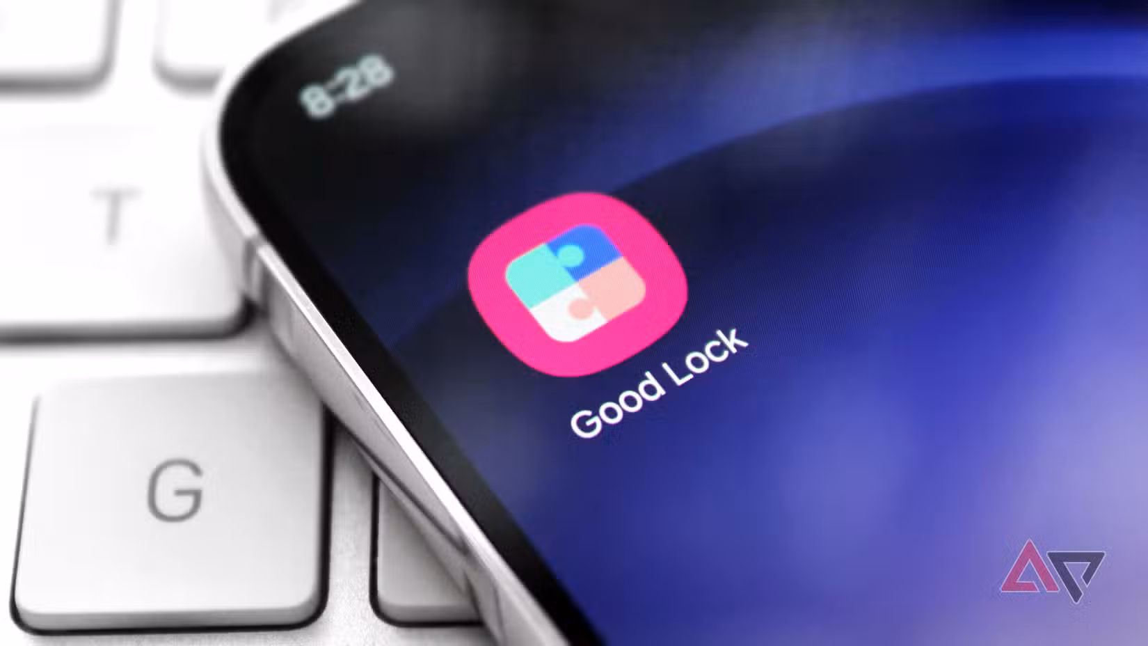 Το εικονίδιο Good Lock εμφανίζεται στην αρχική οθόνη ενός Galaxy καθώς το τηλέφωνο στηρίζεται σε ένα πληκτρολόγιο.