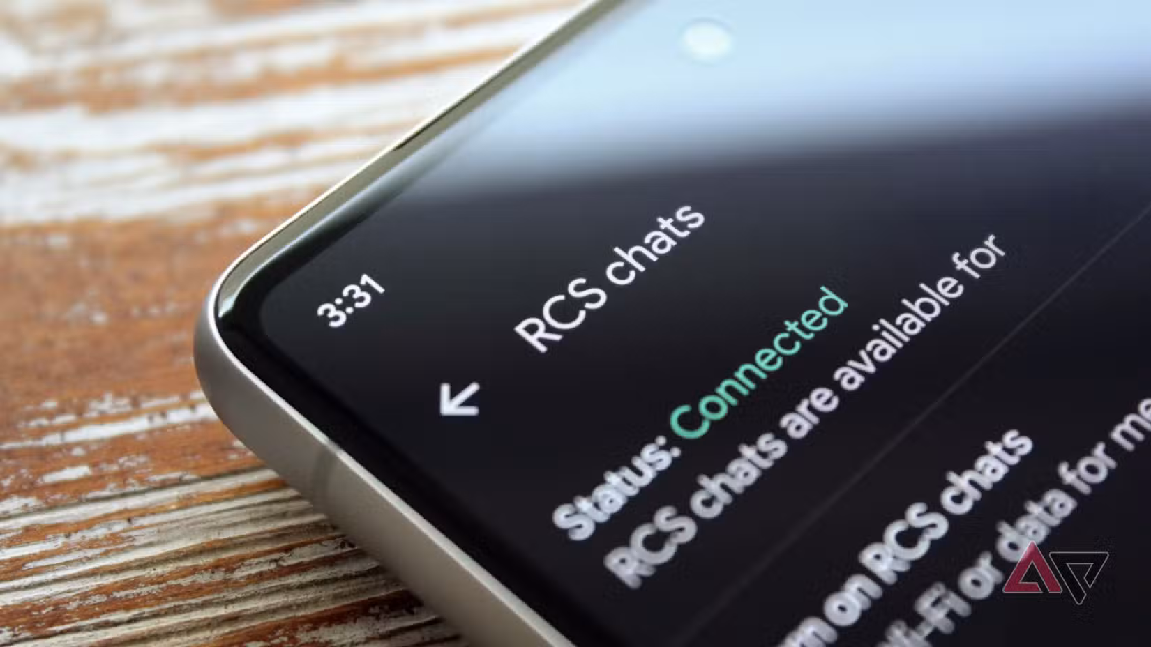 Κινηματογράφηση σε πρώτο πλάνο ενός τηλεφώνου που εμφανίζει ρυθμίσεις συνομιλιών RCS στην οθόνη του.