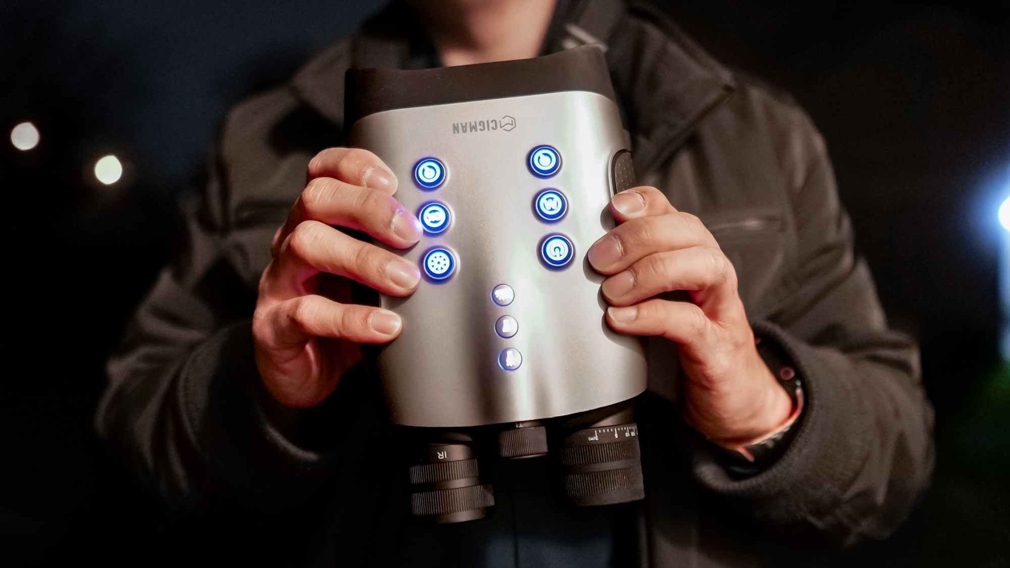 Κιάλια νυχτερινής όρασης Cigman CNVPRO κρατημένα στο χέρι.