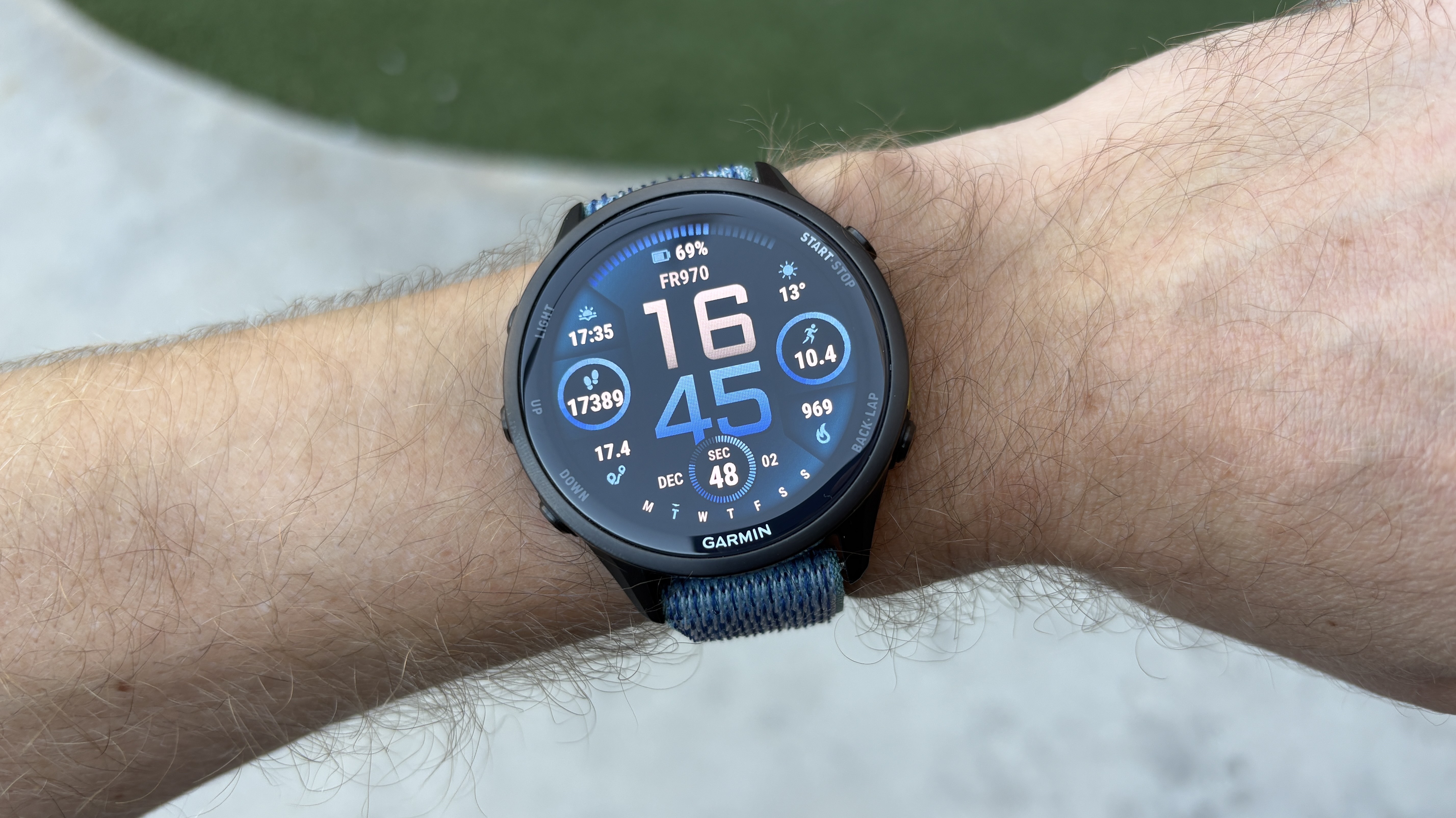 Garmin Forerunner 970 στον καρπό του άνδρα