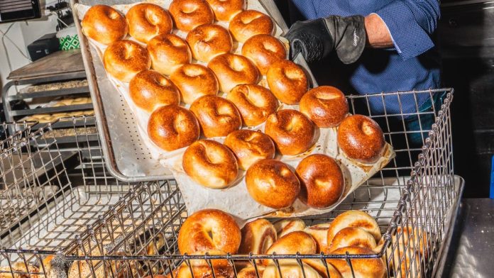 Προσφορές National Bagel Day 2026: Αποκτήστε δωρεάν κουλούρια από Panera, Bruegger's Bagels και άλλα