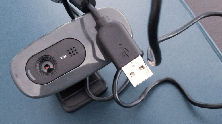 Κοντινό πλάνο μιας κάμερας web 720p με το καλώδιο USB της.
