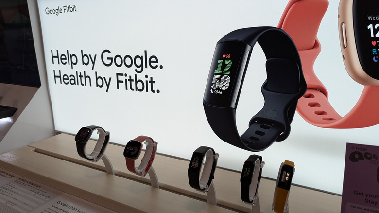 Έξυπνα ρολόγια Google Fitbit που εμφανίζονται σε ένα κατάστημα