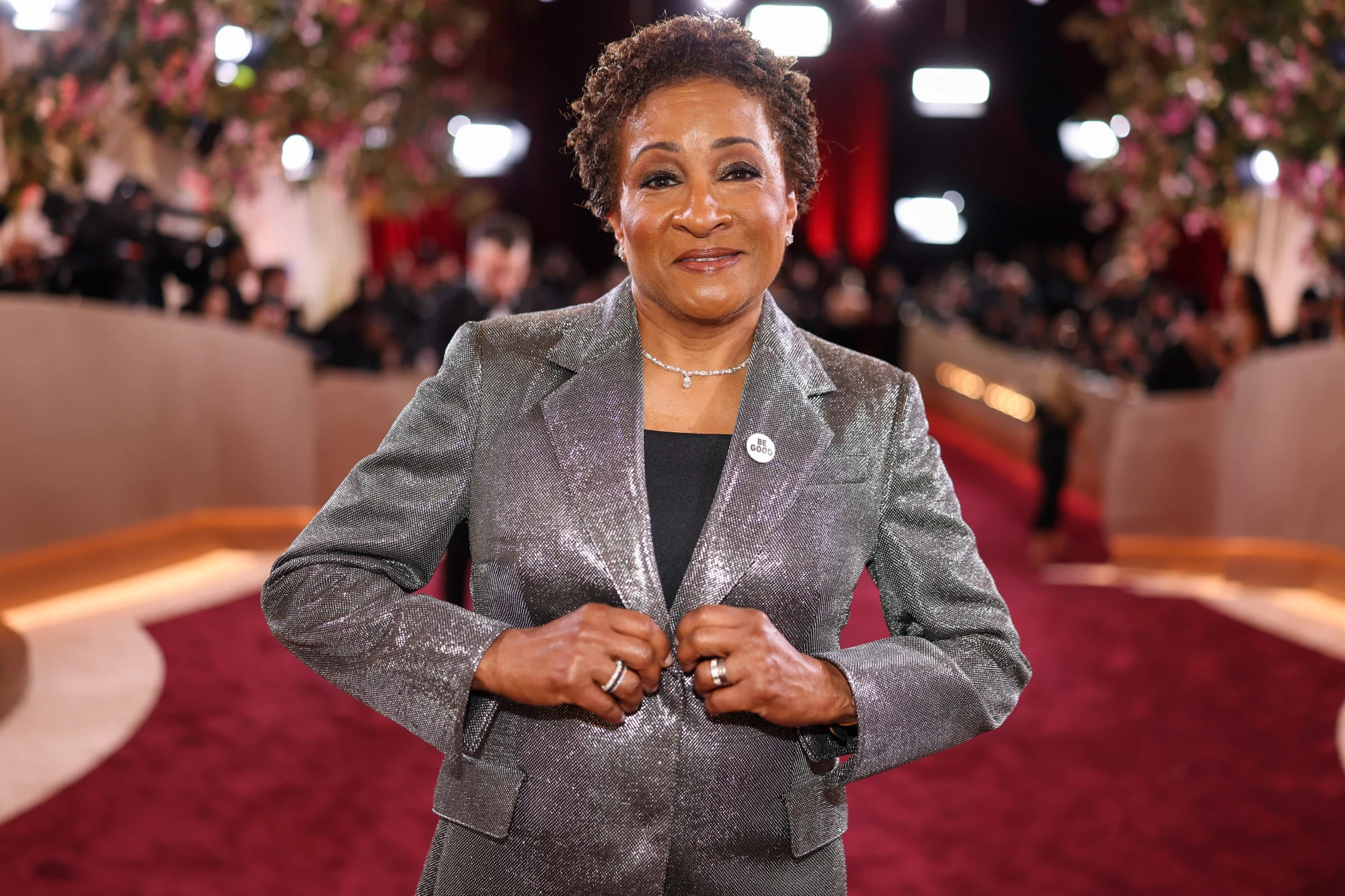 Η Wanda Sykes ποζάρει στο κόκκινο χαλί, φορώντας ένα Be Good στο σακάκι της.