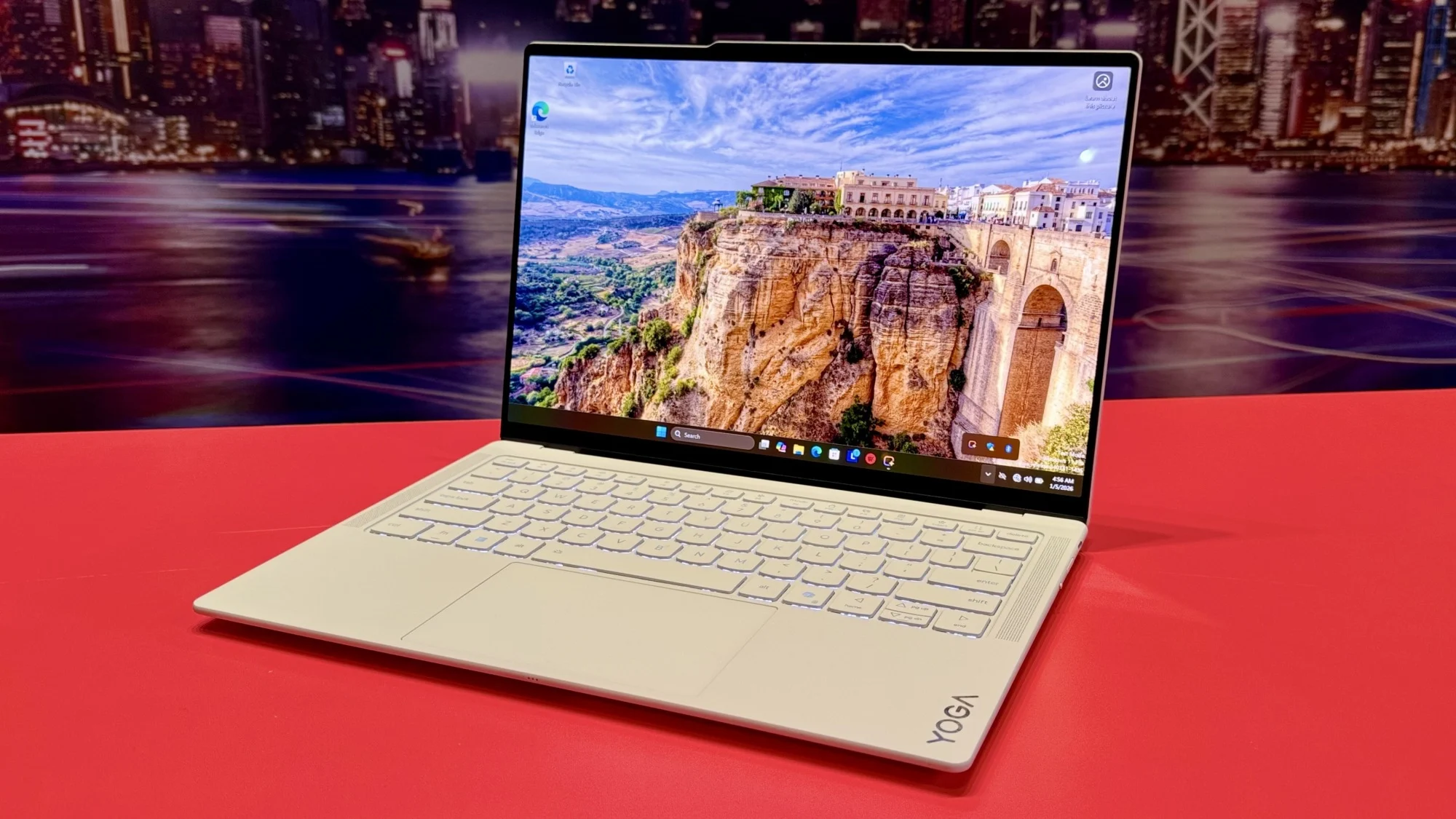 Η χρονιά των υπερ-υπερφορητών φορητών υπολογιστών Windows είναι εδώ το Lenovo Yoga Slim 7i Ultra Aura Edition στο ces 2026