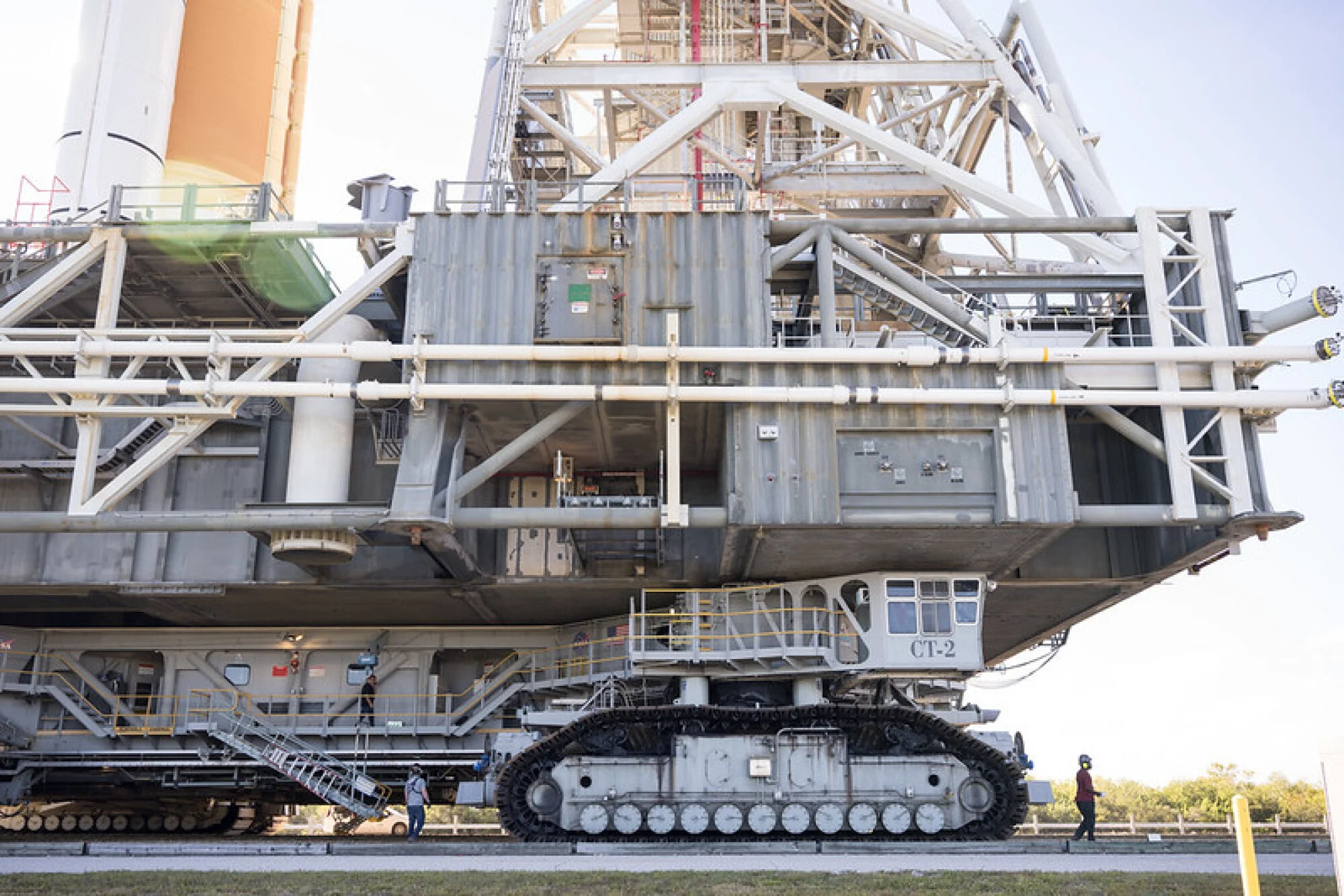 Ο ερπυστριοφόρος μεταφορέας της NASA που μεταφέρει τη στοίβα πυραύλων 11 εκατομμυρίων λιβρών και τον κινητό εκτοξευτή στο σημείο εκτόξευσης στο Διαστημικό Κέντρο Κένεντι στις 17 Ιανουαρίου 2026