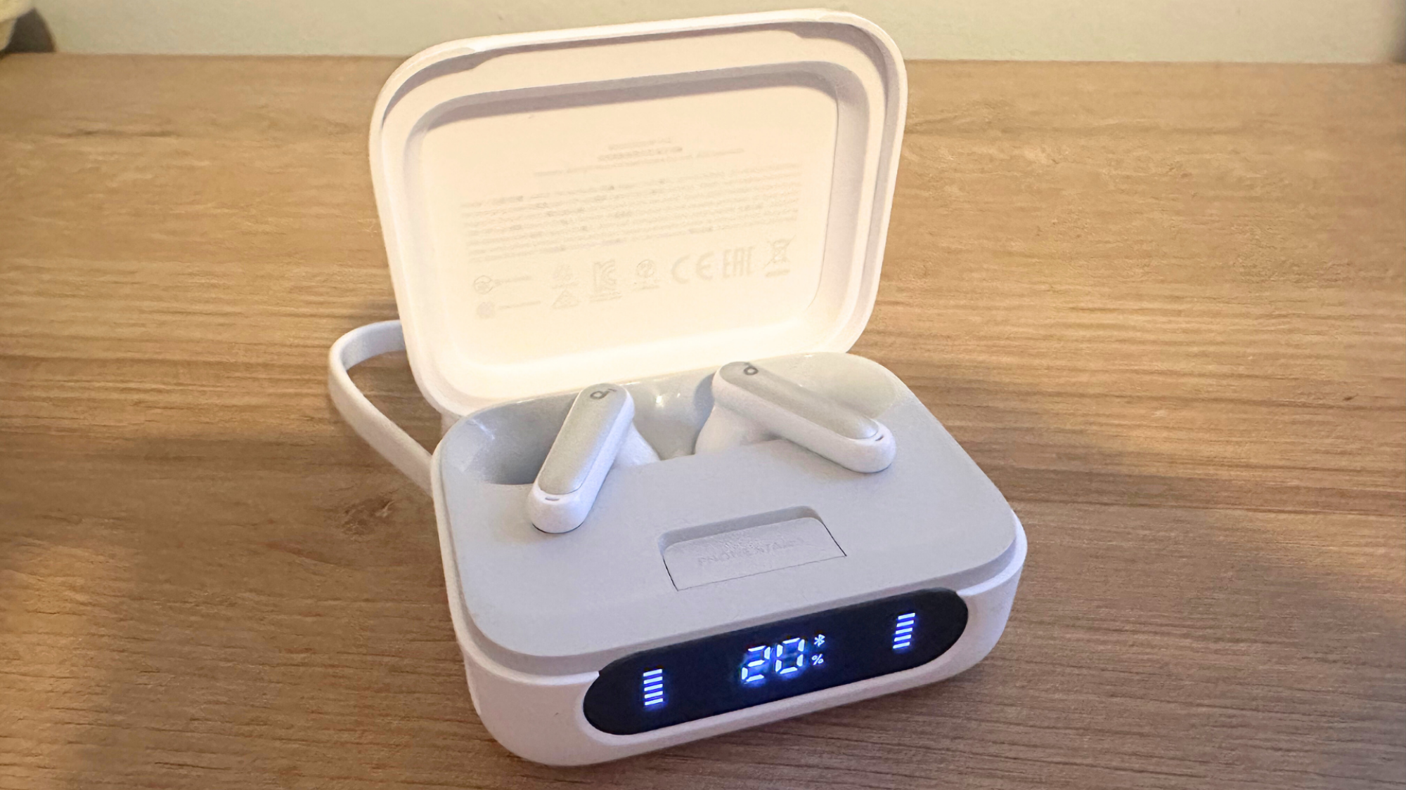 Ένα ζευγάρι ακουστικά Soundcore P41i.