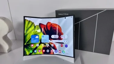 galaxy z trifold με κουτί στην οθόνη