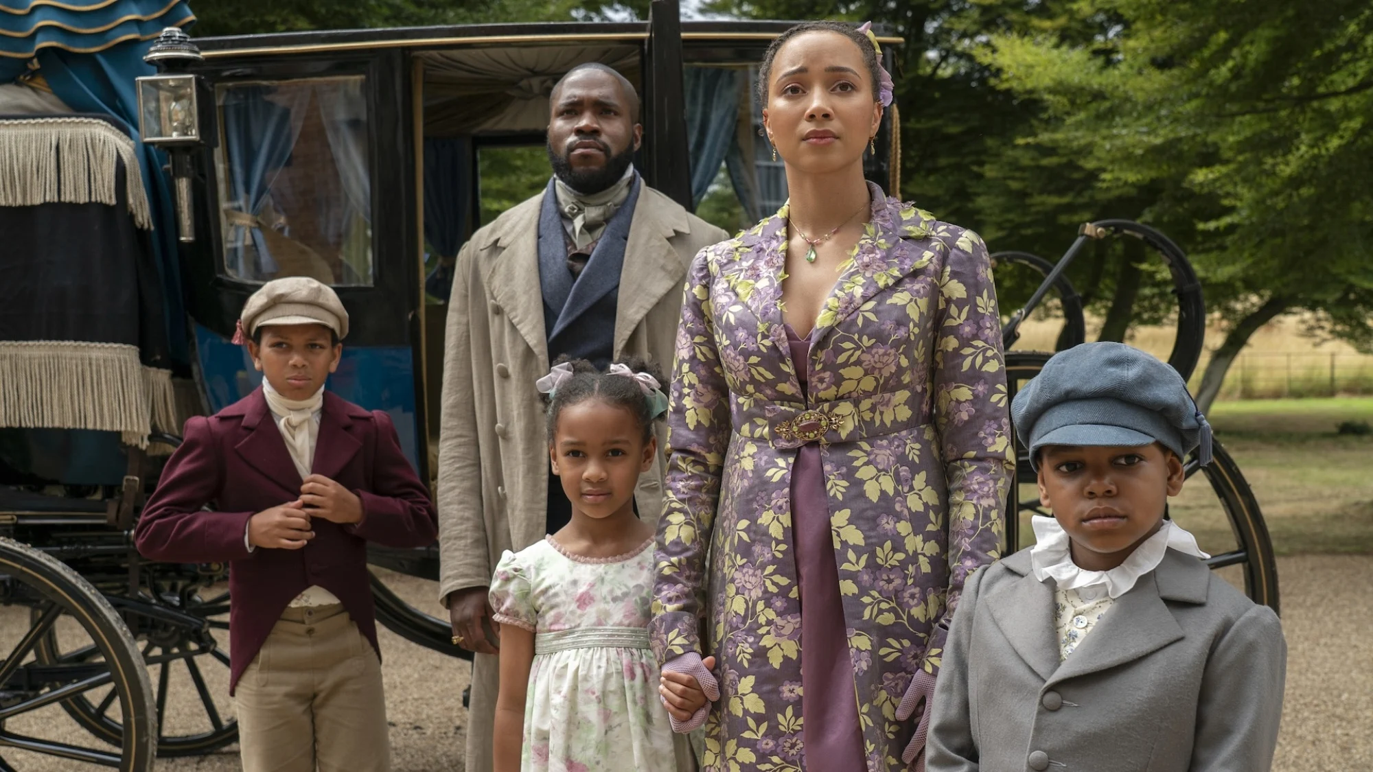 Ανακεφαλαίωση του 'Bridgerton': Τι συνέβη στην 3η σεζόν; Η Alice Mondrich (Emma Naomi) και ο Will Mondrich (Martins Imhangbe) και τα παιδιά τους στο