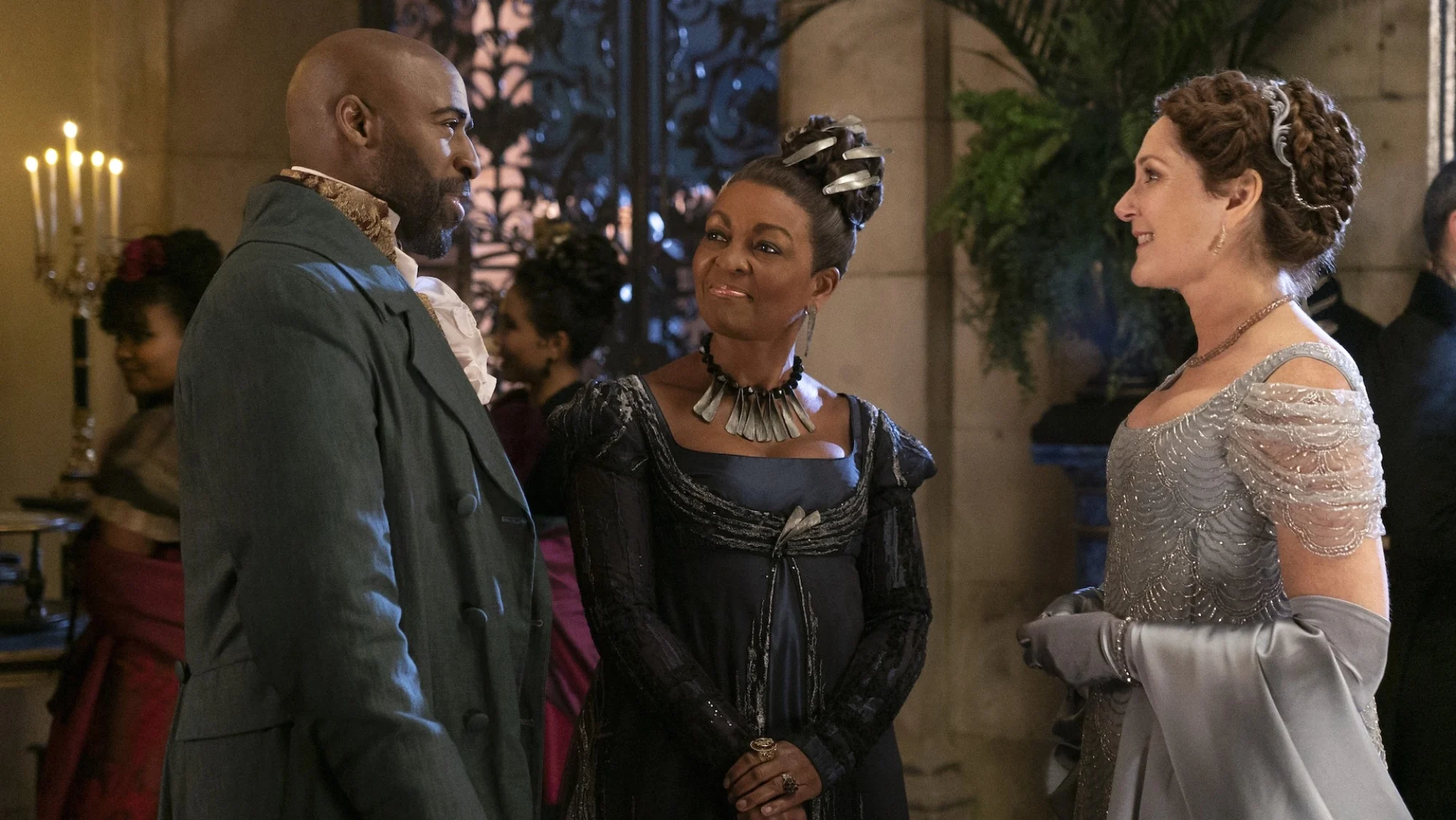 Ανακεφαλαίωση του 'Bridgerton': Τι συνέβη στην 3η σεζόν; Η Lady Danbury (Adjoa Andoh), ο Lord Anderson (Daniel Francis) και η Lady Bridgerton (Ruth Gemmell)